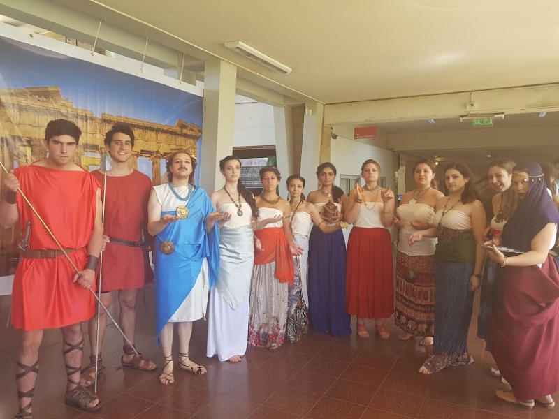 Ianua Aperta - Alumnos vestidos como habitantes del antiguo mundo grecorromano