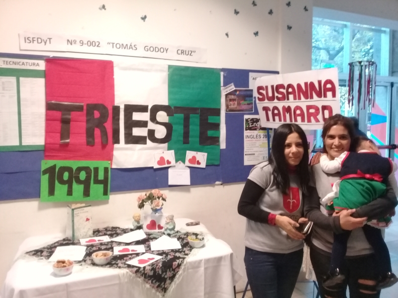Exposición - Alumnas a cargo de exponer la obra de Susanna Tamaro