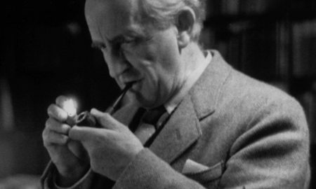 Tolkien - Fumando Pipa