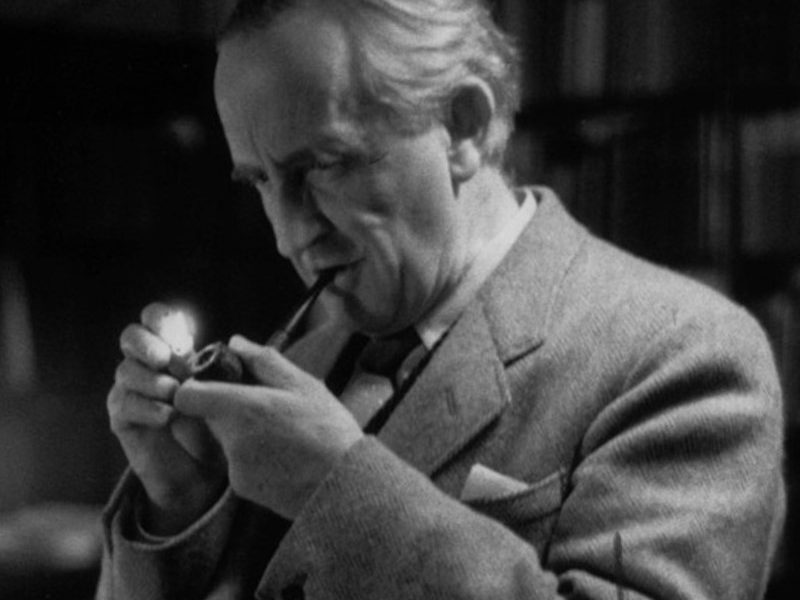 Tolkien - Fumando Pipa