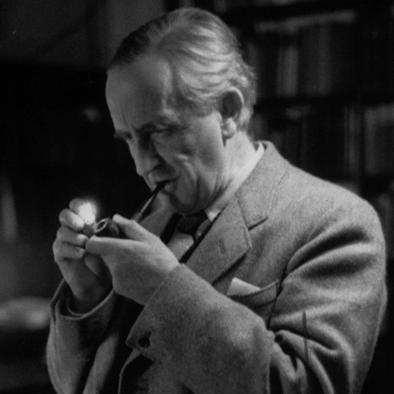 Tolkien - Fumando Pipa