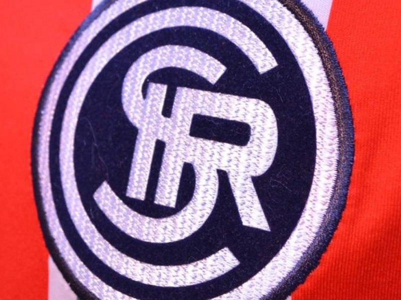 Independiente - Escudo Original Sobre Camiseta Tricolor