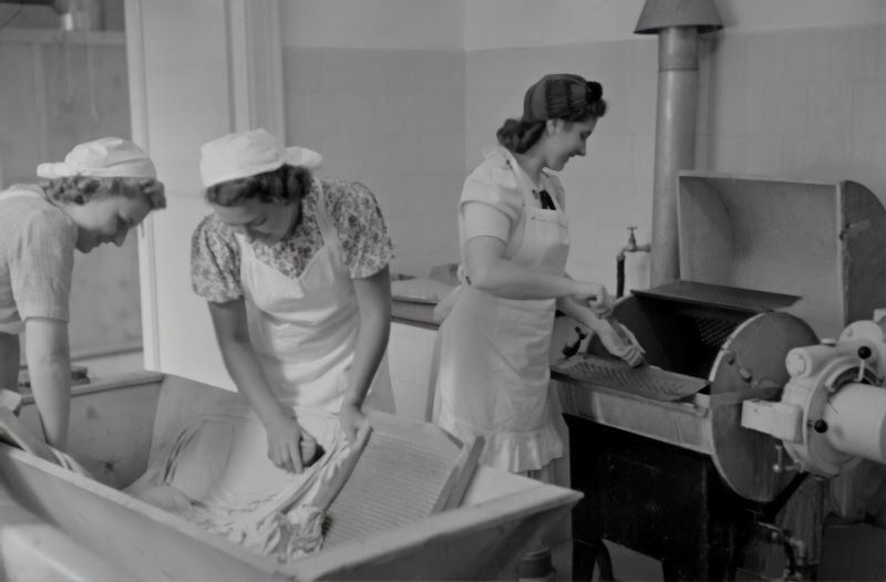 Mujeres Friulanas Enfermeras En Lavanderia