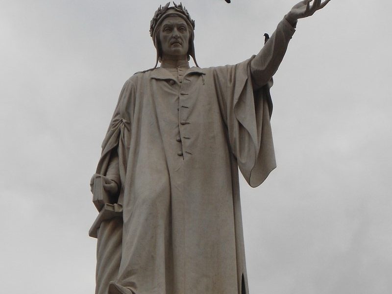 Dantesco - Estatua Del Dante Con Ave De Fondo