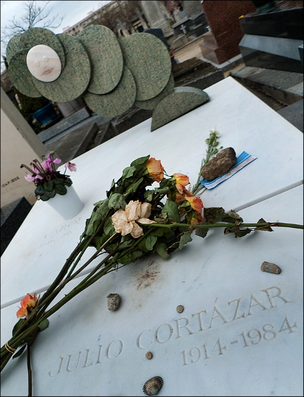 Julio Cortázar - La tumba de Cortázar tiene un cronopio