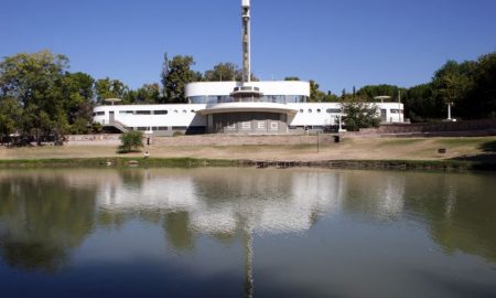 Museo Juan Cornelio Moyano - Fachada Lago