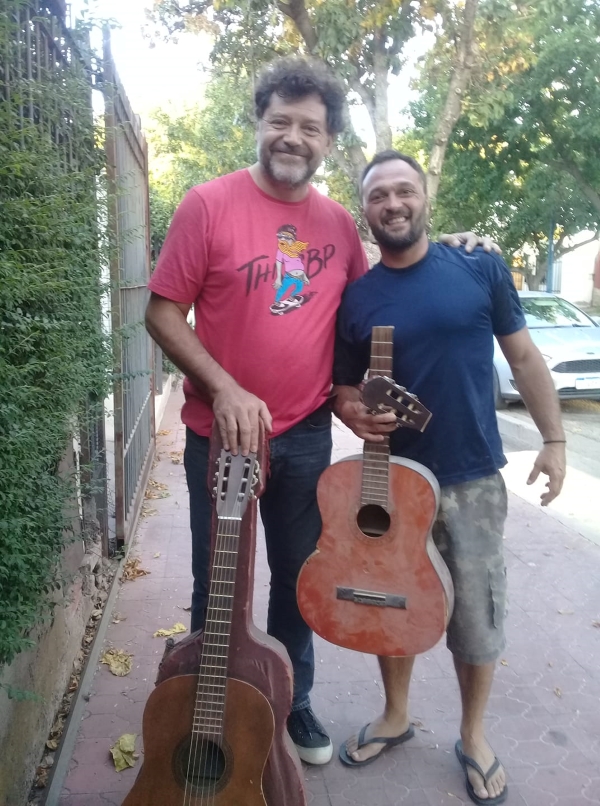 Gabriel Mignani - Gabriel con el músico Fabricio Rubi y su donación