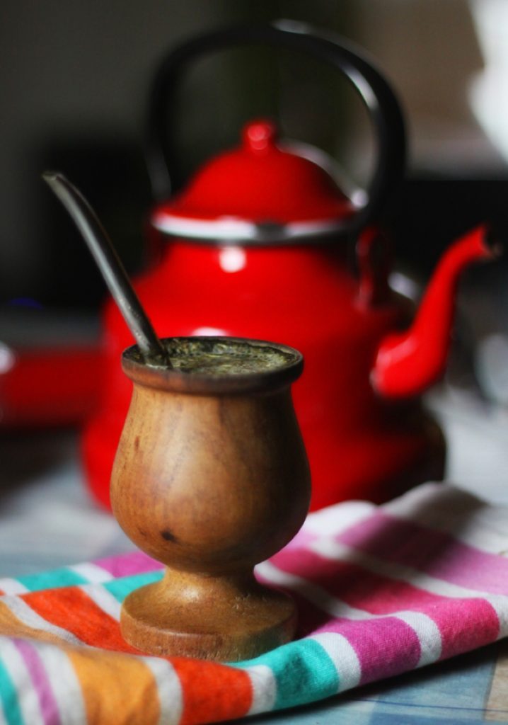 La herencia del mate - En Lungro se prefiere usar el agua desde una pava